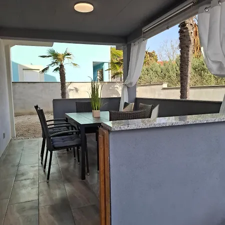 Palm Tree 1 Apartment